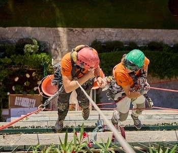 2 cornistes en  en intervention, munis de leurs EPI, accrochés à une ligne de vie verticale