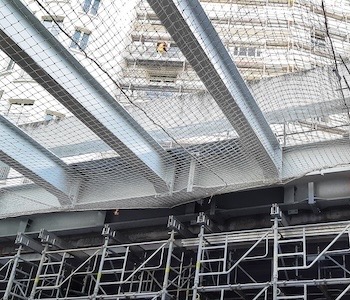filets ans-chutes sur le toit d'un hangar permettant aux ouvriers de travailler en sécurité pour poser le toit